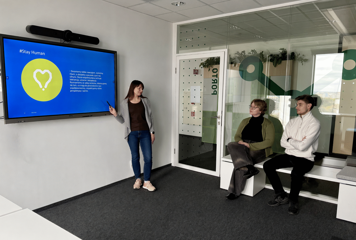 alt Szkolenie culture training w salce konferencyjnej TIMOCOM, dwoje pracowników w trakcie onboardingu oraz prelegentka